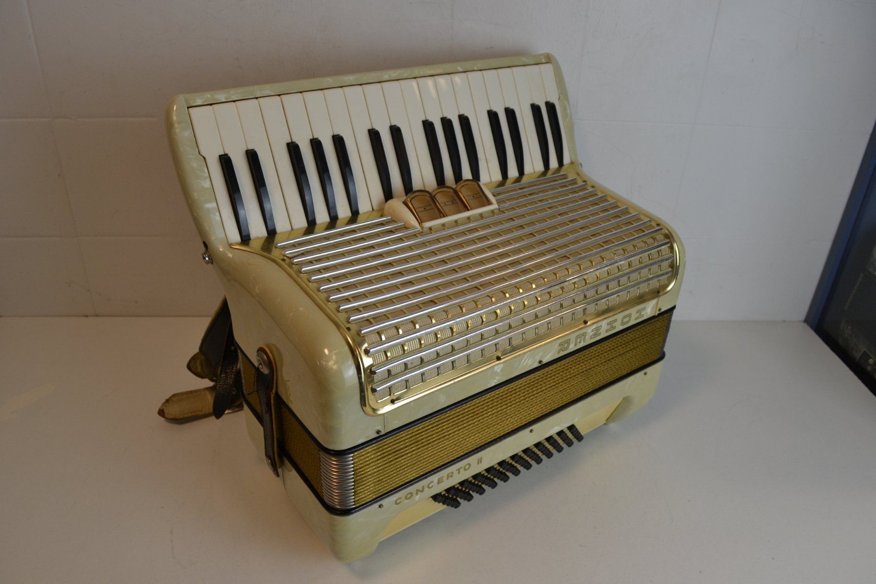 Hohner Musikinstrumente: Akkordeon chromatisch Hohner Concerto II – Gebraucht aus Zürich von baumusik 1