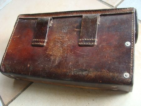 Petite sacoche en cuir épais avec ceinturon militaire 1937