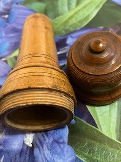 Articoli in legno: Antike Holzdose, geschnitzt, Vintage, – Usato da Rueun venduto da Gettacadalbert