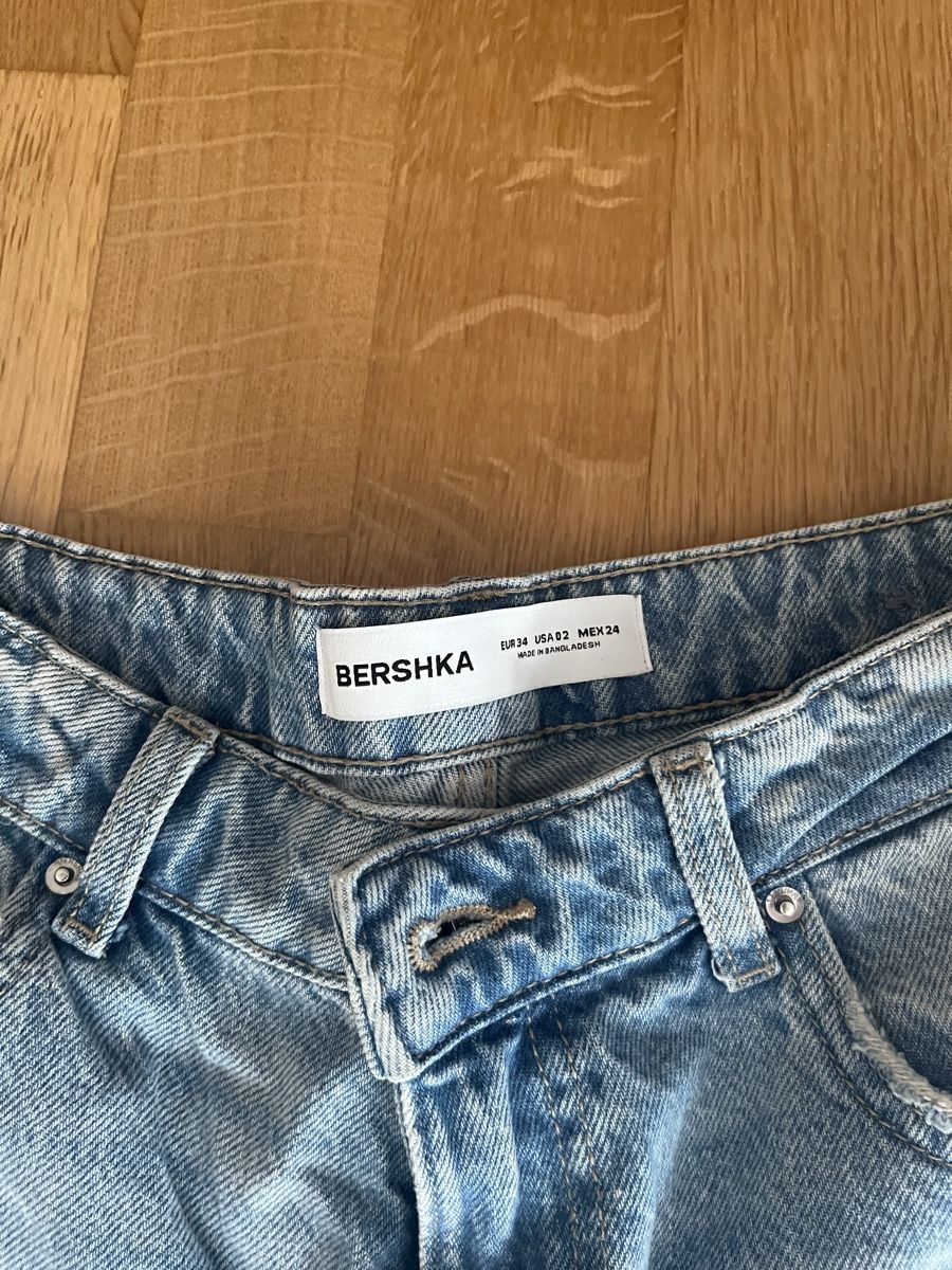 Bershka Jeans: Damen Jeans BERSHKA blauer Denim  – Usato da Naters venduto da mar_fp7t 1