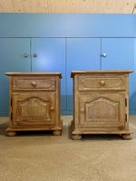 Zwei antike Nachttischchen aus Holz, gekälkt/gelaugt