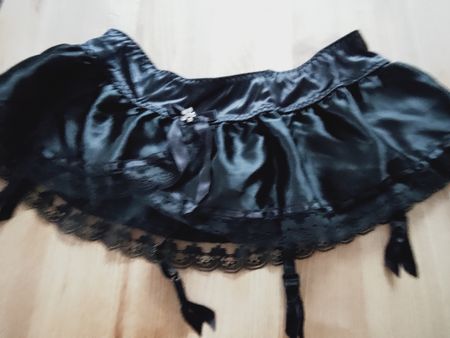 Lingerie Schwarzes Strapshalterröckli mit Spitze Grösse S