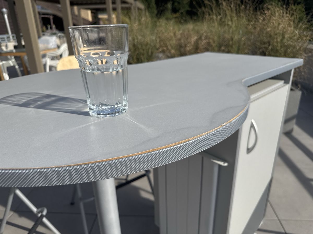 Allestimento di negozi e stand fieristici: Bar , Theke mit vier Barhocker – Usato da Frauenfeld venduto da Most-Inder 4