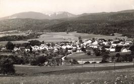 Béguins Val-de-Travers (NE) Dorfansicht mit Jurabergen