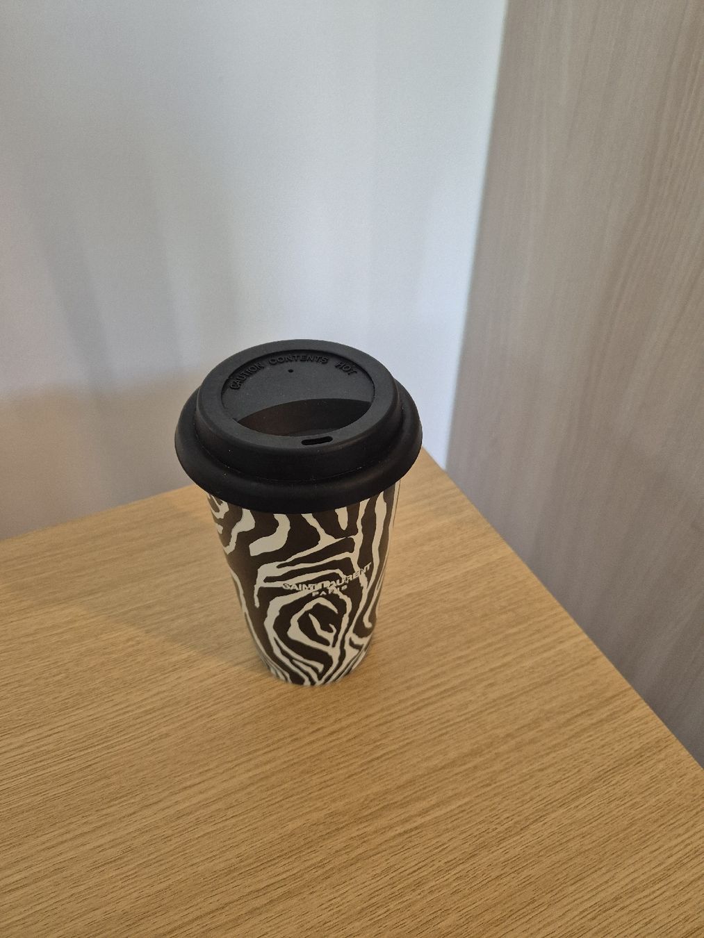 Saint Laurent Tassen: Mug Saint Laurent motif zèbre – Neu (gemäss Beschreibung) aus Puplinge von melodiieee 1