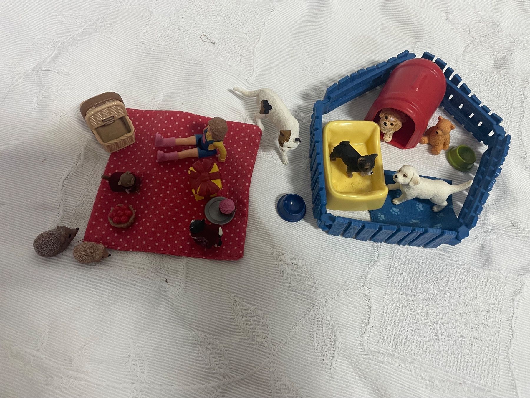 Schleich Spielzeuge: Schleich Hunde Picknick, 116 – Gebraucht aus Chur von JennyAlexander 1