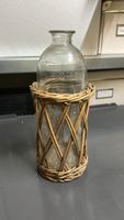 Vintage Glasflasche mit Weide Korb, Deko