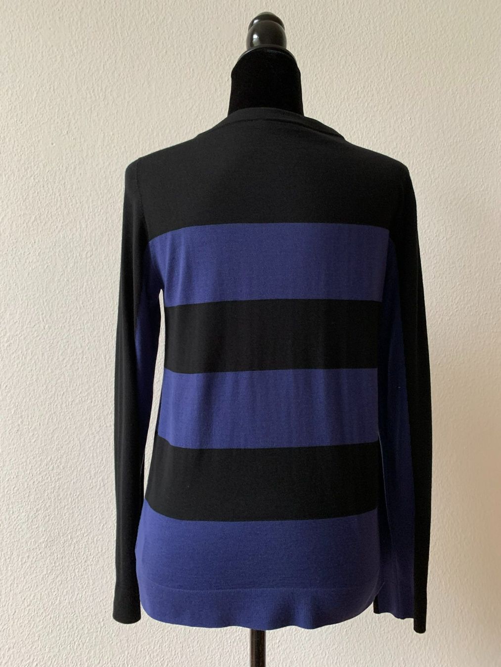 Akris Maglioni & Felpe: AKRIS: Edler schwarz/blau gestreifter Pullover, 38 – Nuovo (secondo la descrizione) da Luzern venduto da paulablue 2