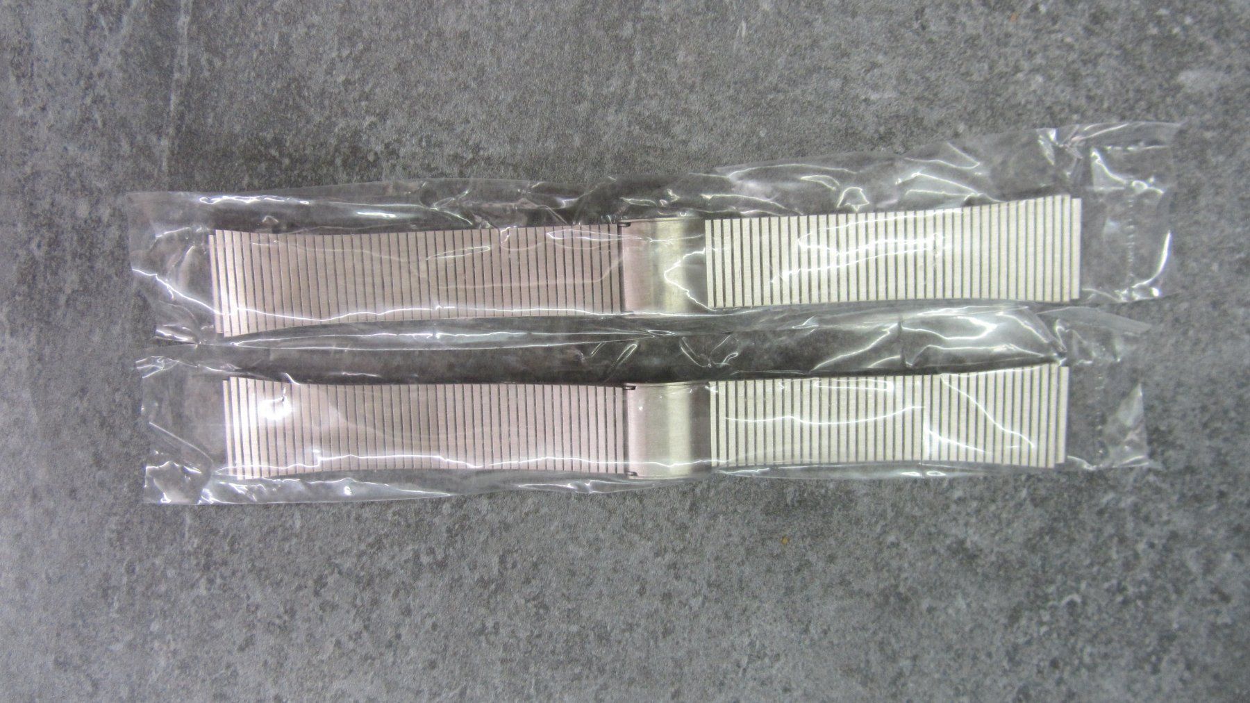 Orologi: 2 Stk Edelstahl Armbänder 18 mm, 70erj. – Nuovo e nell'imballaggio originale da Hölstein venduto da federhaus