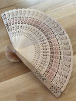 Fecher aus Holz mit Blumen Motiv
