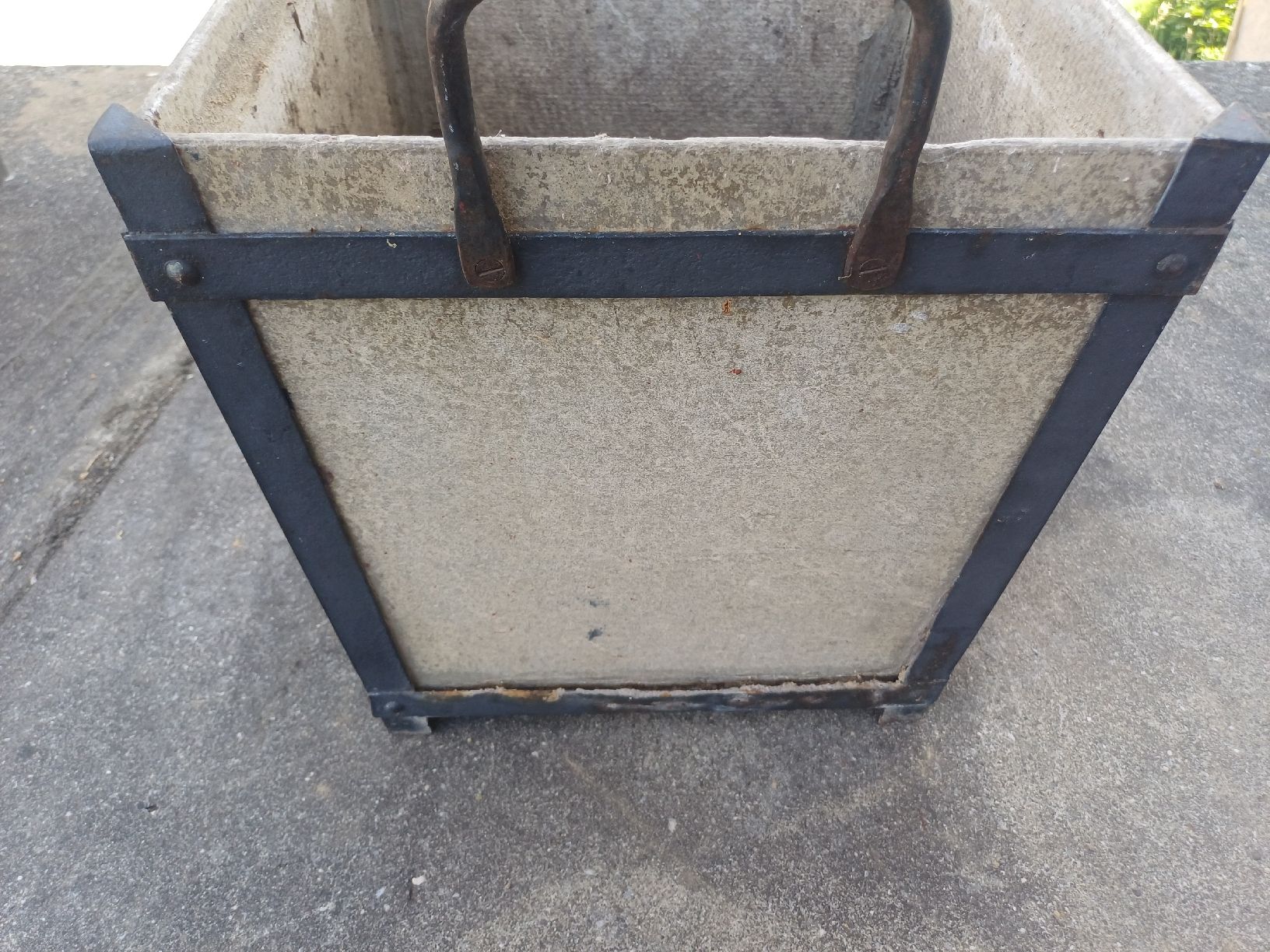 Eternit Vasi per fiori: Eternittopf mit Eisenrahmen – Difettoso da Wangenried venduto da Recycler94 4