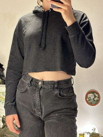 Grauer crop top Pulli