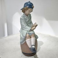 Figurine NAO "Jeune fille lisant" en porcelaine peint main