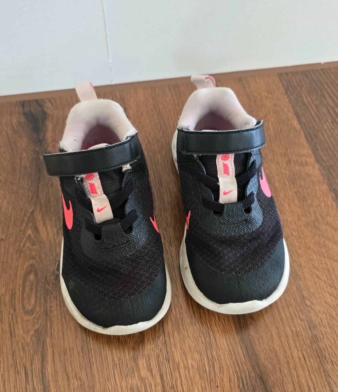 Nike Scarpe per ragazze: Nike Sneaker Gr. 25 – Usato da Zäziwil venduto da Seisler 1