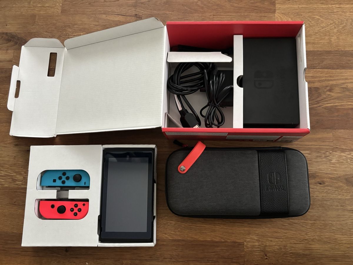 Nintendo Console: Nintendo Switch Bundle OVP, Tasche, 256GB SD, 2 Spiele – Nuovo (secondo la descrizione) da Reichenburg venduto da tom_yhz5 5