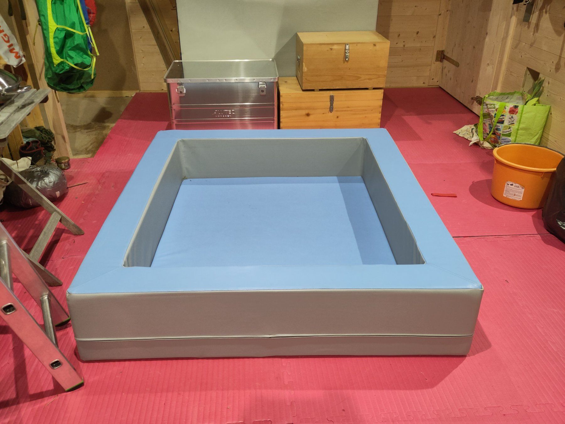 Giocattoli: Bällebad sehr robust & gross 1.4m x 1.6m – Usato da Studen SZ venduto da cith