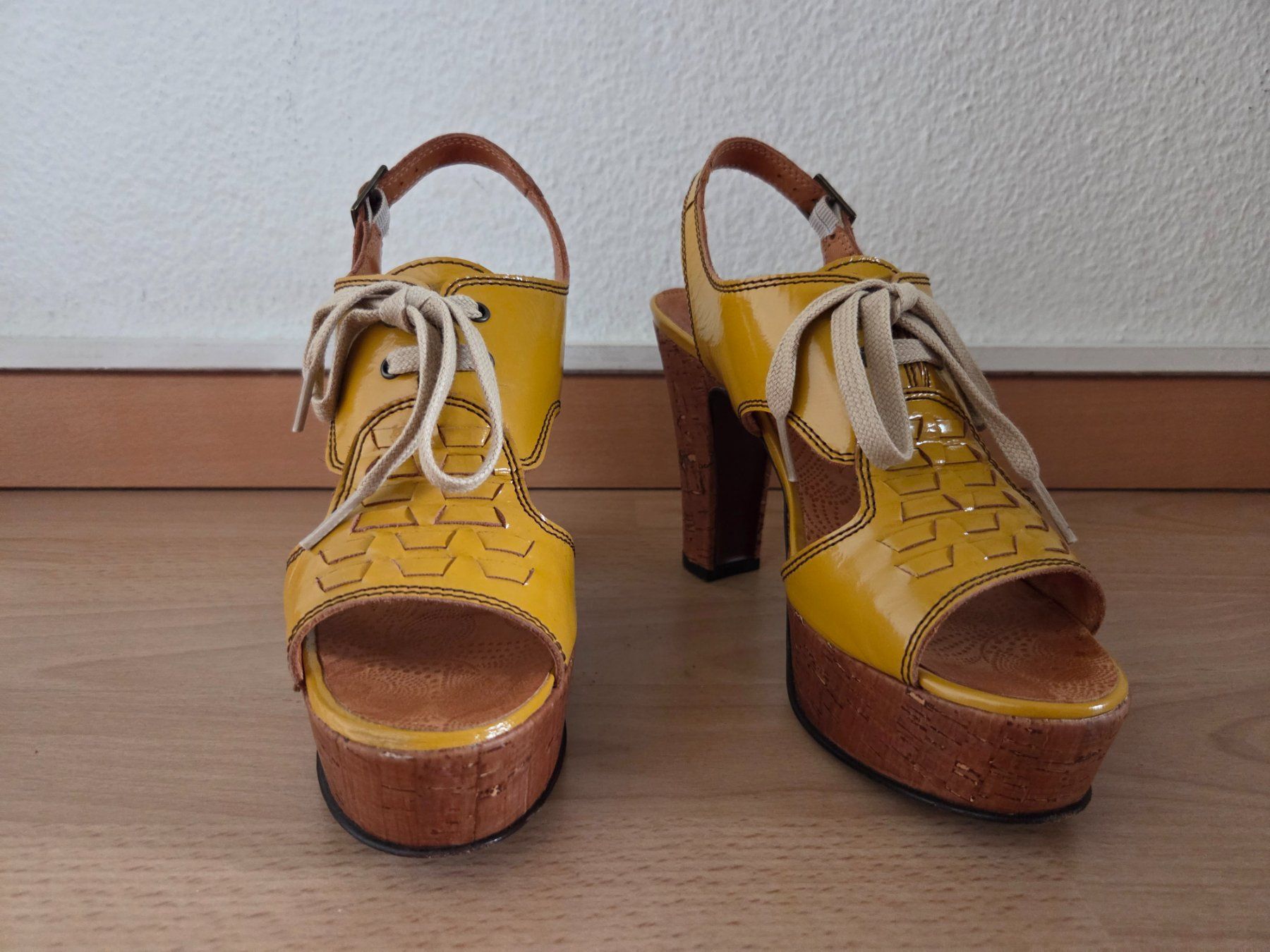Chie Mihara Chaussures femmes: Chie Mihara Platosandalen Gr. 38 – D'occasion à Zürich par kat_7wq2