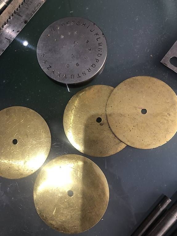 Dischi in vinile: Disque pour gravure et 4 petits disques laiton – Usato da La Chaux-de-Fonds venduto da reg_yw68 1