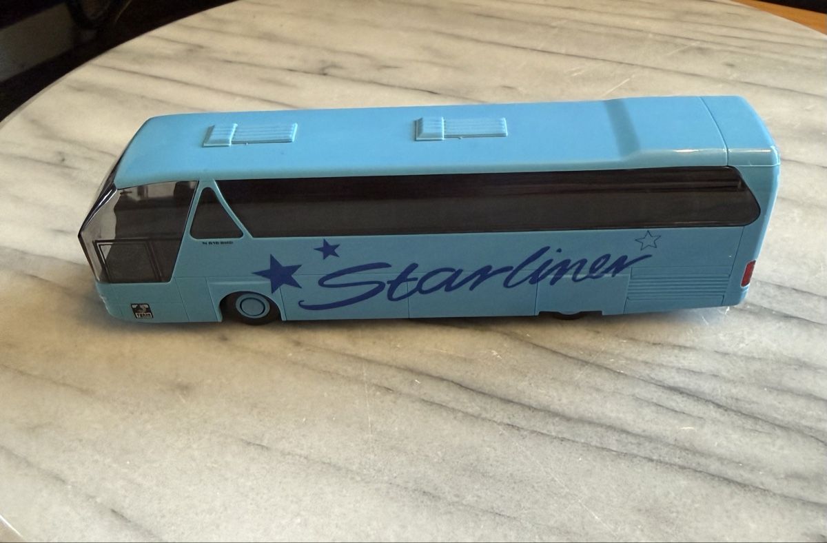 Rietze Kit di modellismo & Modellini statici: Autobus Neoplan Starliner – Nuovo (secondo la descrizione) da Charmey (Gruyère) venduto da Schimmelblau