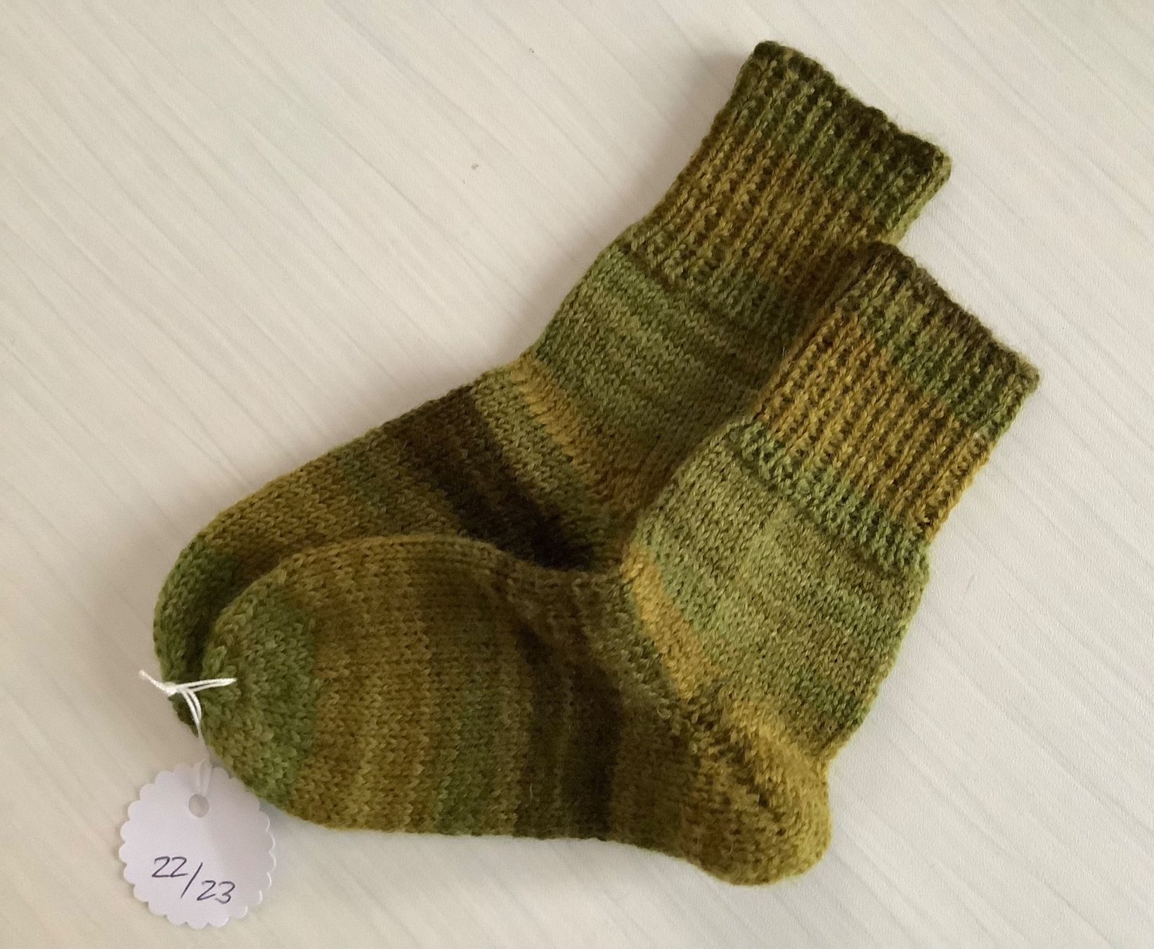 Calze per bambini: Handgestrickte Kindersocken Gr. 22/23 – Nuovo (secondo la descrizione) da Lichtensteig venduto da Buemo