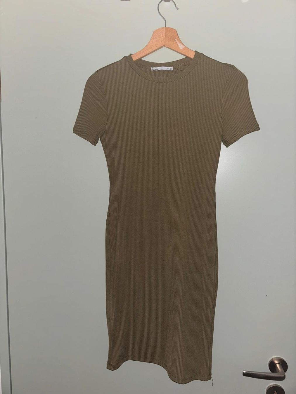 Kleider: Midikleid Khaki Rippstrick Gr. S 👗 – Gebraucht aus Dübendorf von an_nk8z