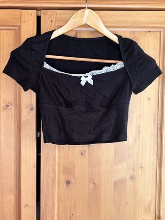 Crop top noir avec dentelle blanche et noeud, 34 / XS