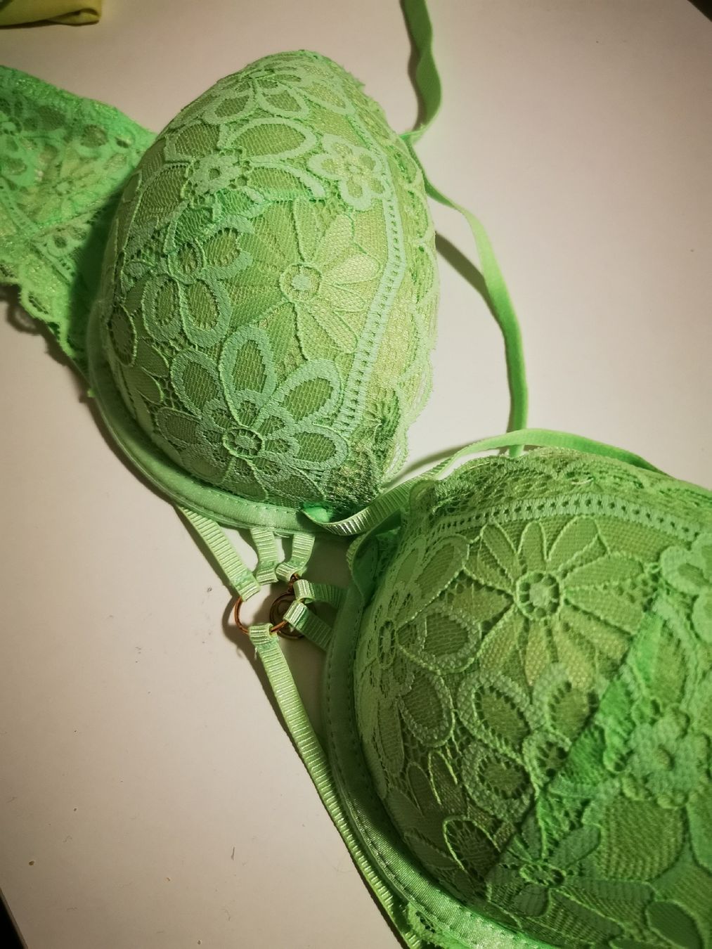 Autres dessous: Sommerlicher, hellgrüner Push-Up BH mit Spitze, Grösse 75C – Neuf (Voir description) à Balsthal par Leila_Luna 1