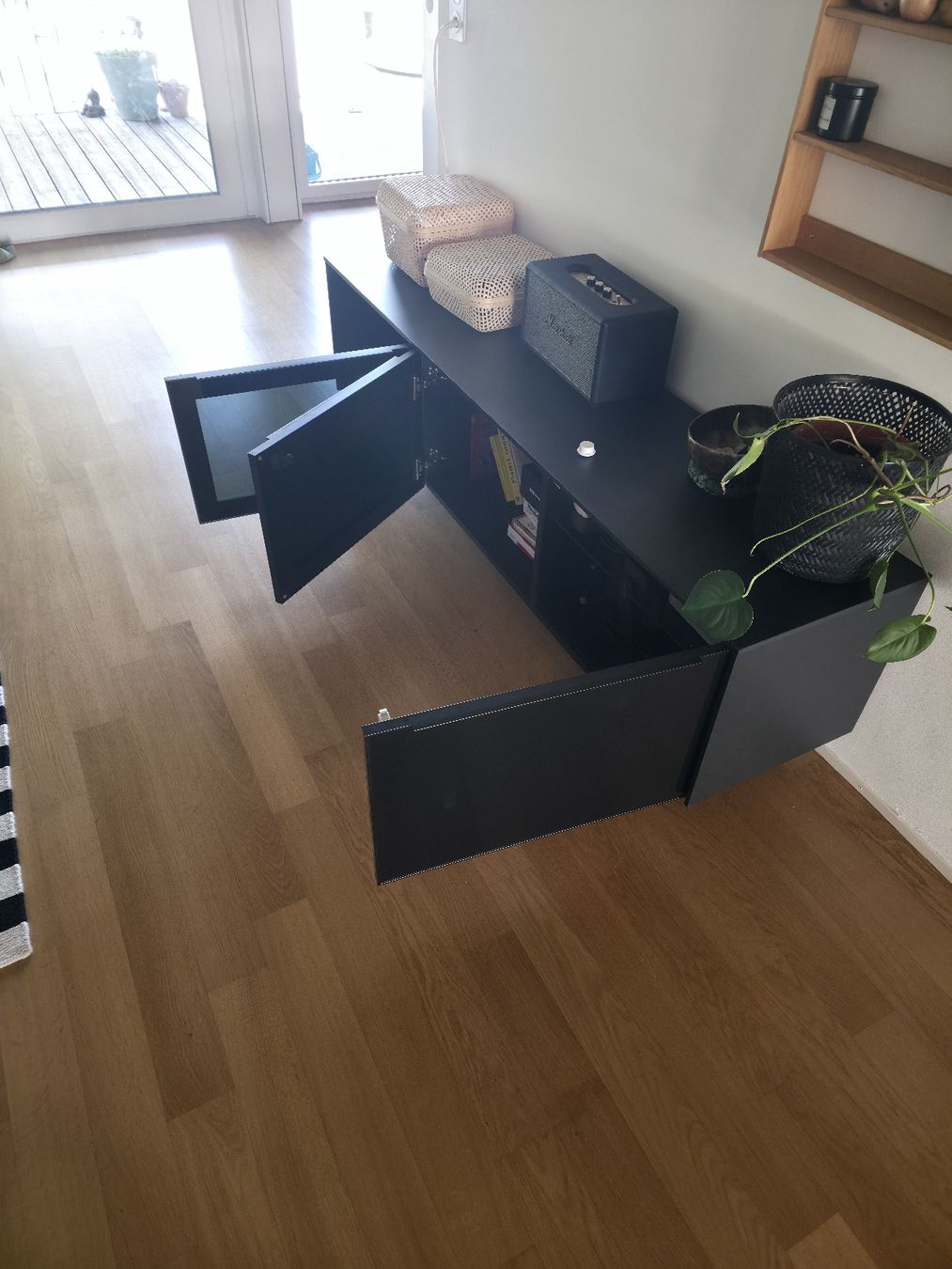 Ikea Mobili TV: IKEA BESTÅ Sideboard 180 cm, Glasfronten schwarz – Usato da Bern venduto da Harrison2 1