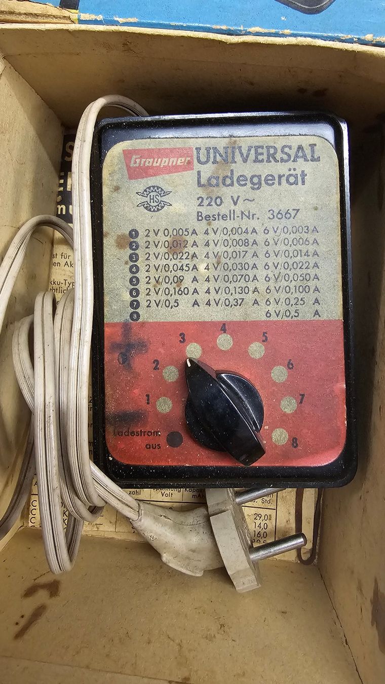 Graupner Accus & piles: Graupner UNIVERSAL Ladegeraet 220V Nr. 3667 – D'occasion à Boniswil par LakeSide_Boniswil 1