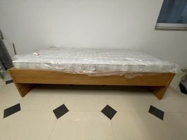 Hochwertiges Einzelbett aus Massivholz inkl. Matratze