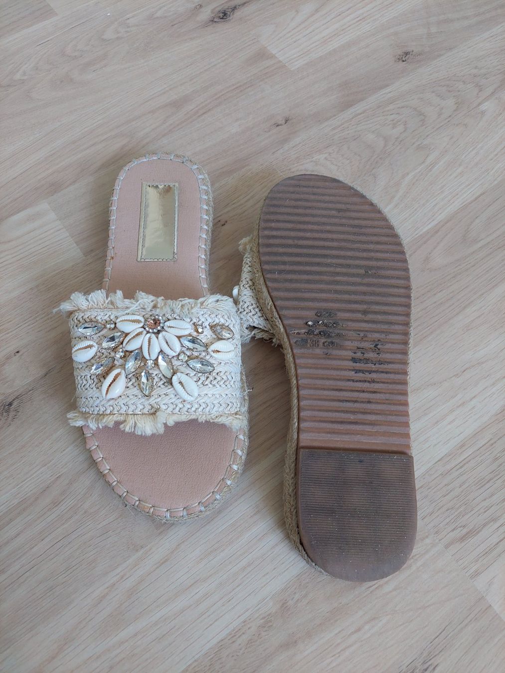 Scarpe da donna: BEIGE PANTOLETTEN GR. 38 – Usato da Münchenstein venduto da Strupfi 1