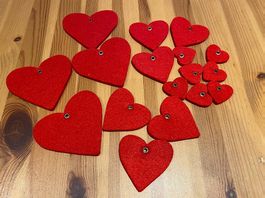 Valentinstag Dekoration / Basteln 17 rote Herzen aus Filz