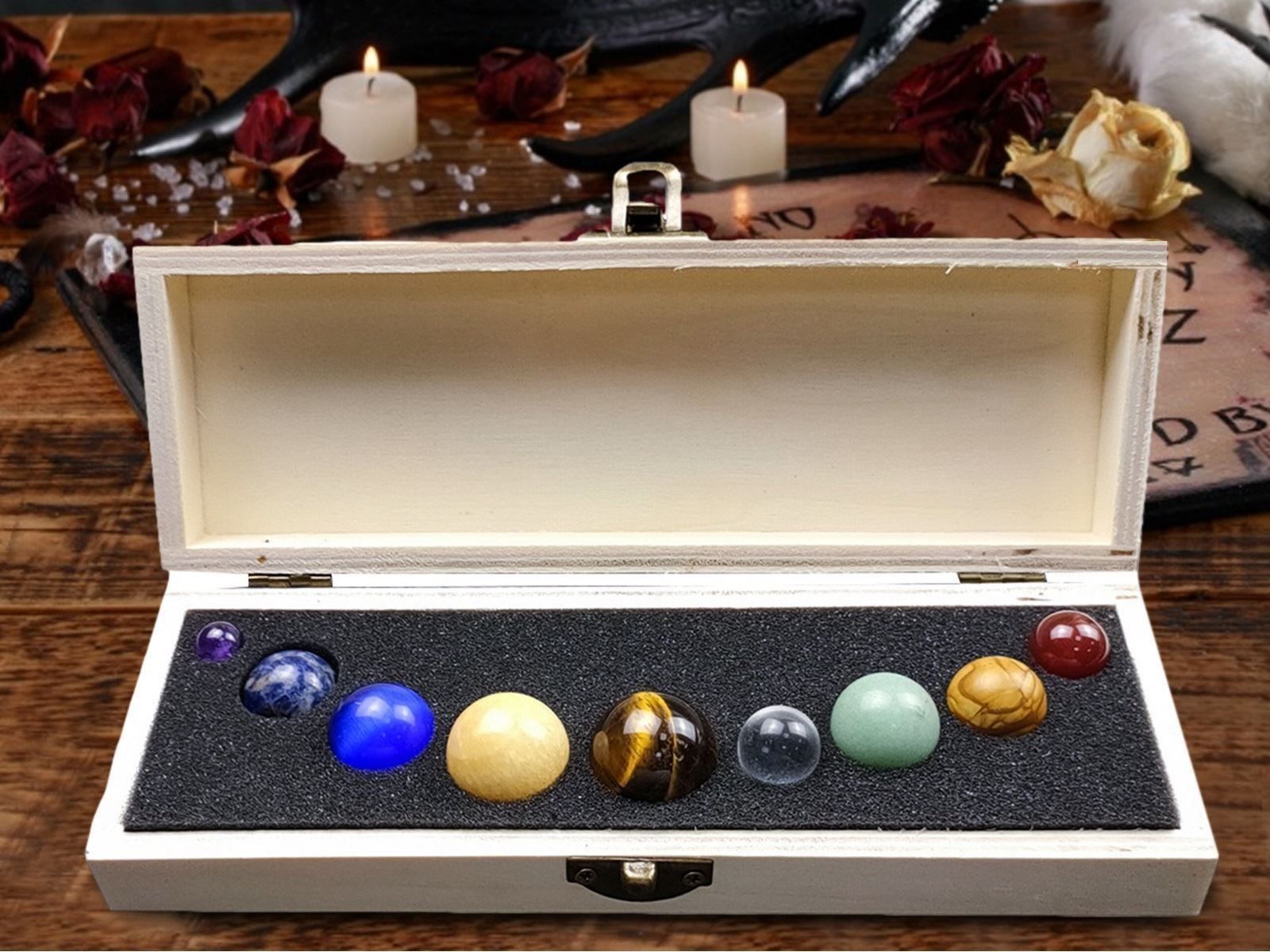 Tutte le decorazioni: EDELSTEINE SONNENSYSTEM - 9 PLANETEN - MIT HOLZBOX – Nuovo e nell'imballaggio originale da Kriens venduto da swissgadget