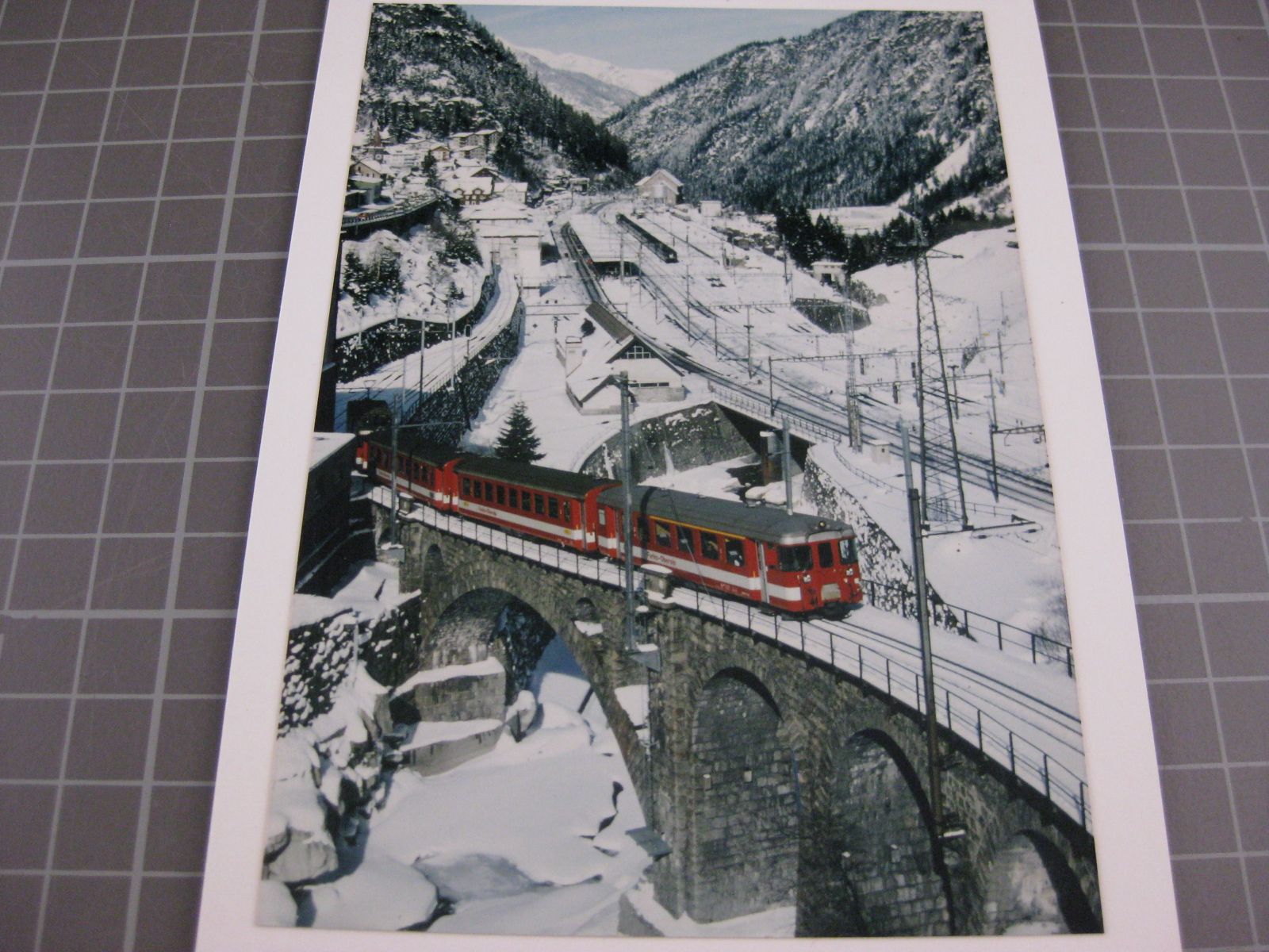 Foto & Immagini: Echtfoto Göschenen mit Zug – Usato da Malters venduto da Marosko