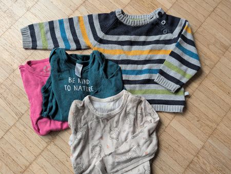 Kinderkleider mir Pullover und 3 Body Grösse 86