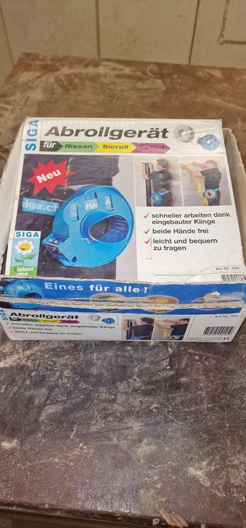 Das Abrollgerät mit reissfestem Baustellen-Gürtel