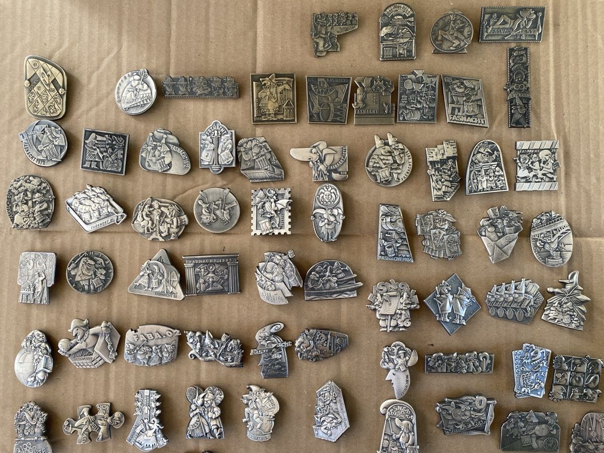 Basler Placchette & Badge: Sammlung  Baslerfasnachtsplaketten Silber – Usato da Allschwil venduto da Deal_Tiger99