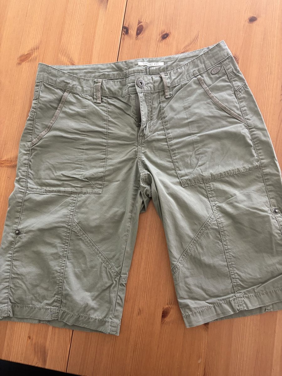 Esprit Pantaloni: EDC Damen Shorts Khaki Grösse 38  – Usato da Aarberg venduto da Kiralina81