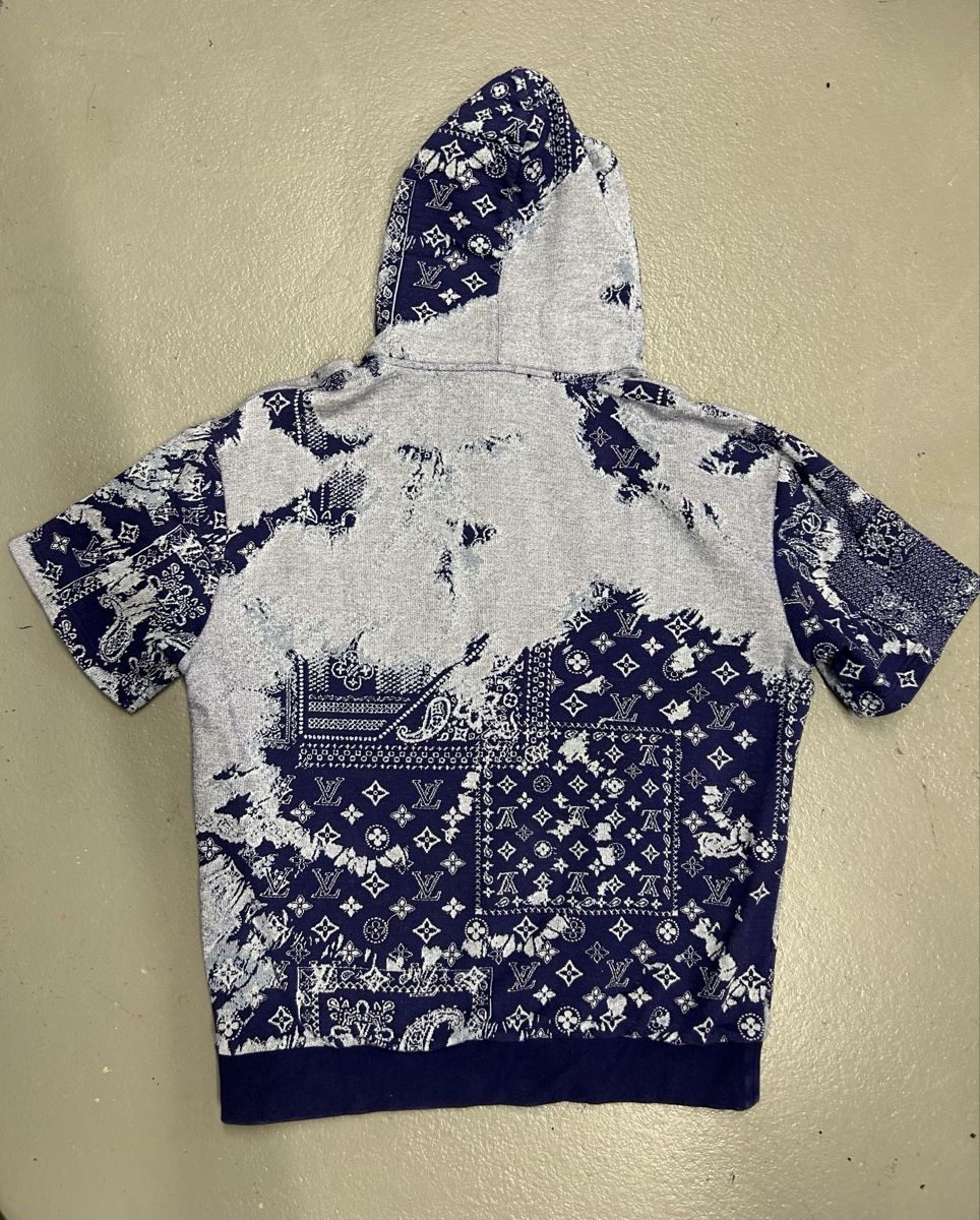 Louis Vuitton Pulls & Sweat-shirts: Louis Vuitton Kapuzenpullover kurzarm blau gemustert – D'occasion à Oetwil am See par ani_7x9l 1