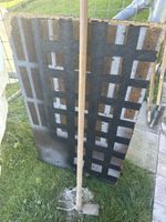 Gartenhacke mit Holzstiel und Holzplatte gebraucht