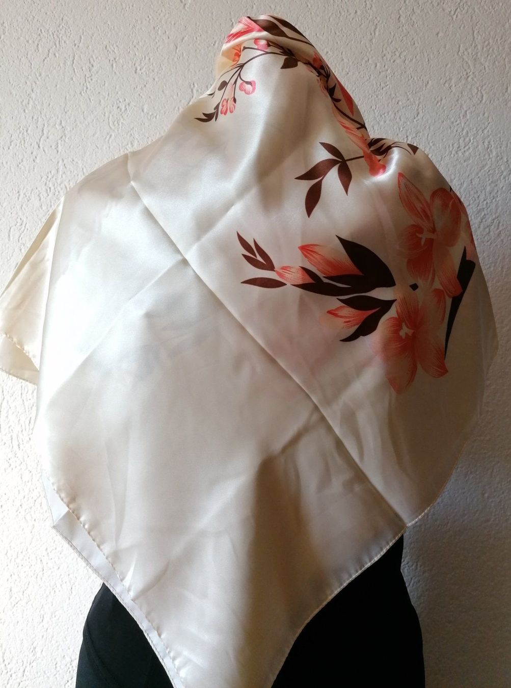 Foulards & écharpes: Schönes Seidentuch, Blumenmuster, apricot-creme – Neuf avec emballage d'origine à Zollikofen par Blackie 1