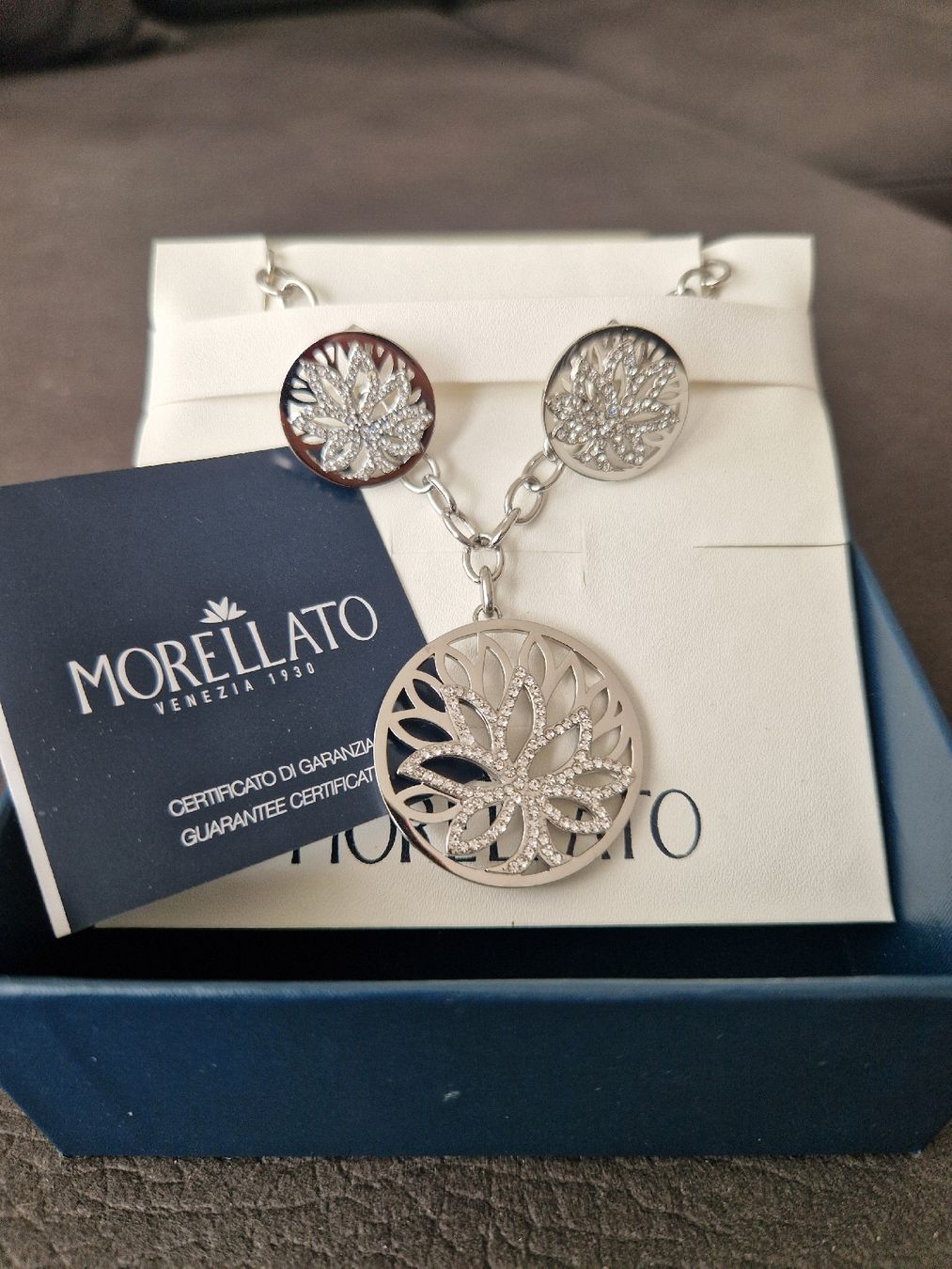 Altri gioielli: Set collana e orecchini Morellato  nuovo in box – Nuovo e nell'imballaggio originale da Lugano venduto da imp_c5zx