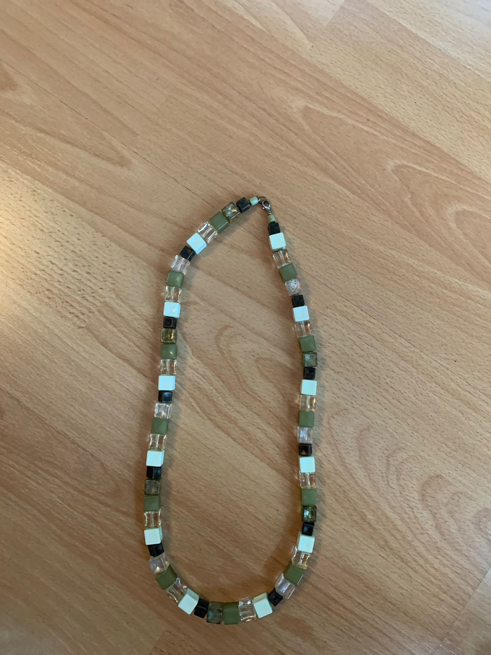 Catenine: Joli collier vintage composé de perles en cube – Usato da MEYRIN venduto da Gwendo10