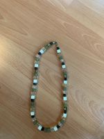 Joli collier vintage composé de perles en cube
