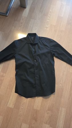 schwarzes Hemd Globus