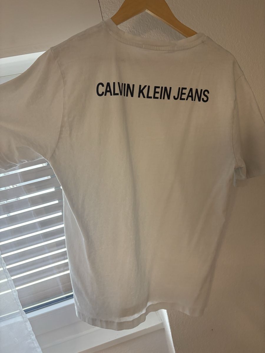 Calvin Klein T-shirt: T-shirt Calvin Klein Taille L – Usato da Vicques venduto da kev_txq5 1