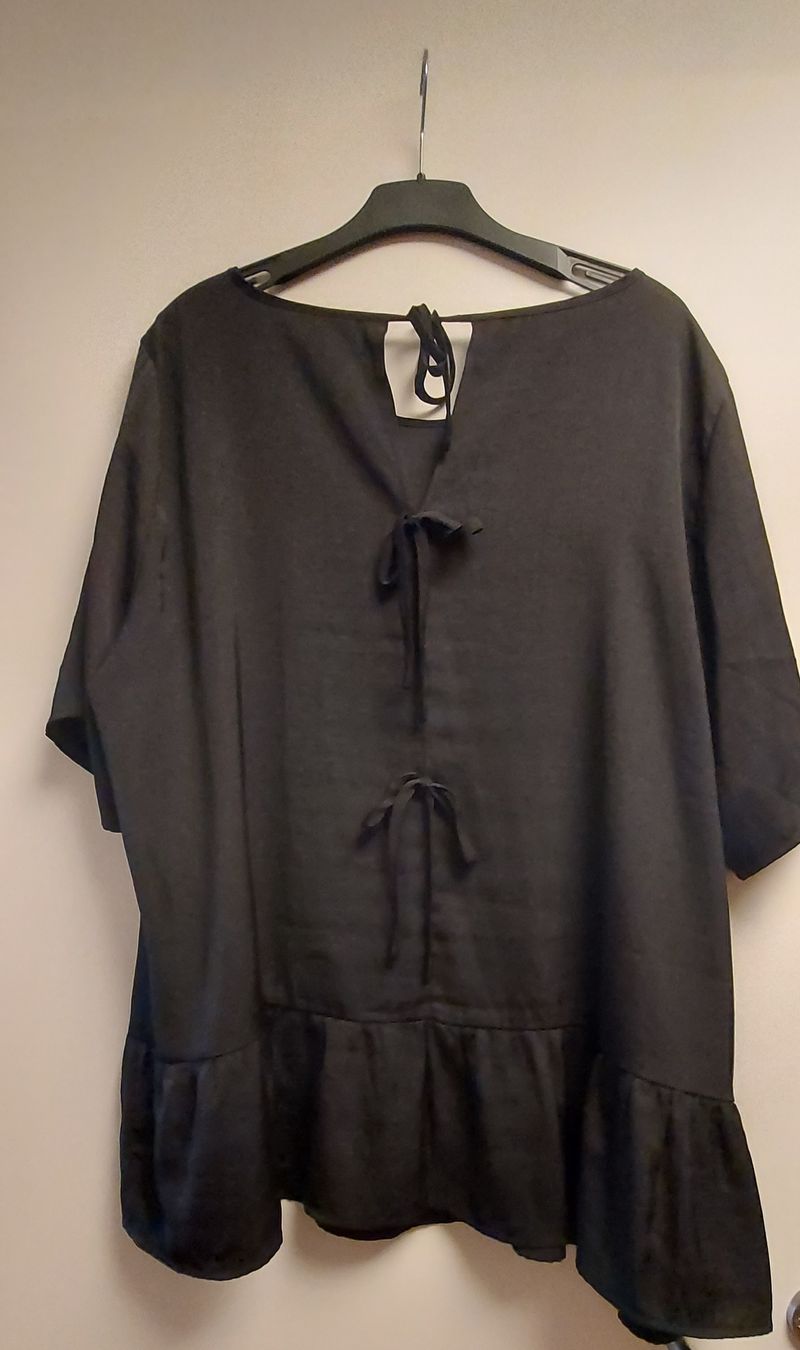 Blusen: Junarose Bluse schwarz  – Gebraucht aus Birsfelden von Randy-1 1