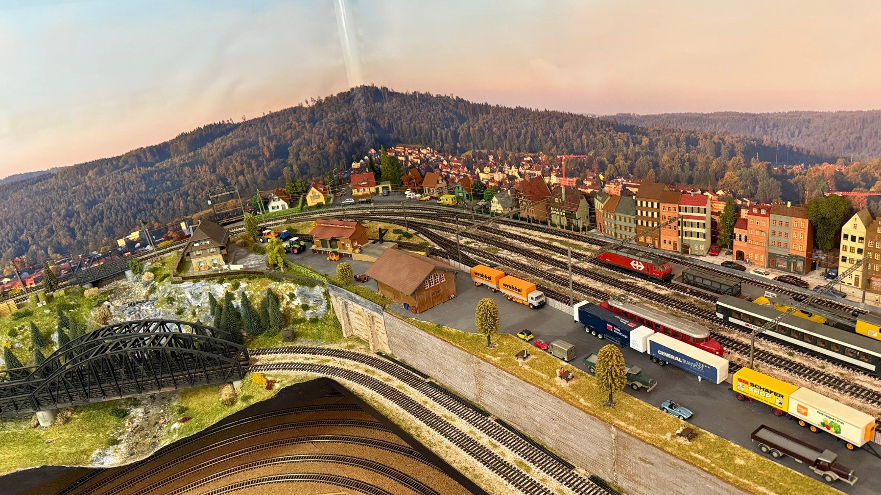Modellini di ferrovie: Grosse Anlage mit Rollmaterial komplett, Landschaft, digital – Usato da Fehraltorf venduto da snoopydoopy 1
