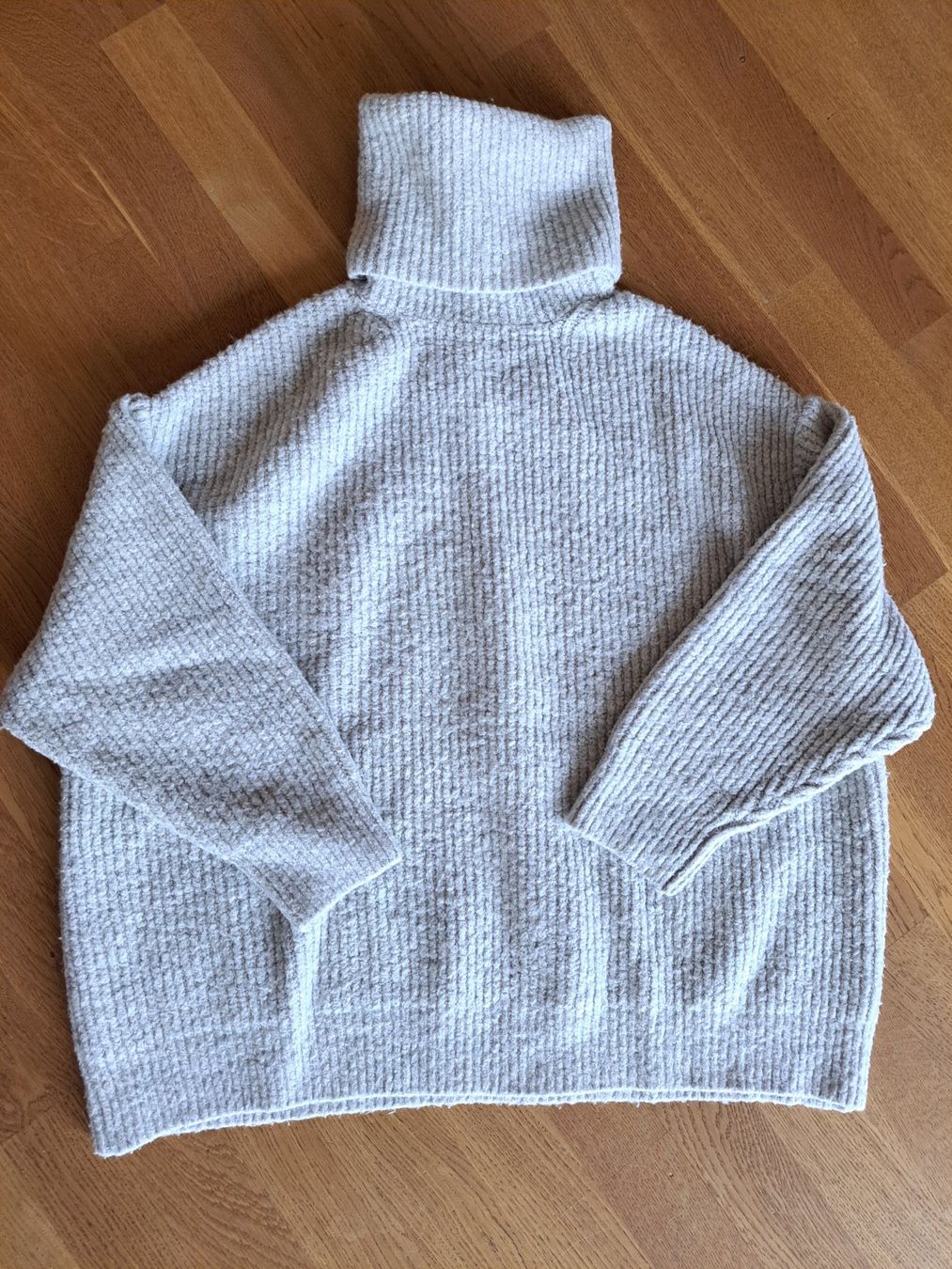 Zara Pullover & Sweatshirts: Oversize Rollkragenpulli Gr. M – Gebraucht aus Oetwil am See von Kuechenzeit