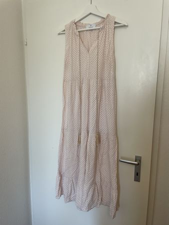 langes Kleid mit Blumenmuster